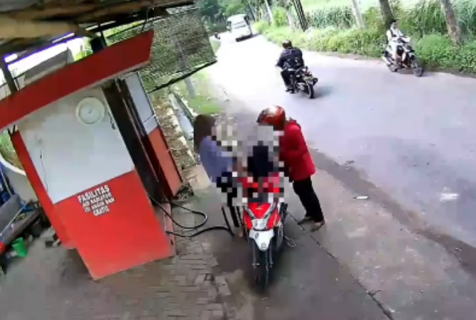TANGKAPAN LAYAR: Kejadian penipuan uang kembalian BBM di di daerah Honggosoco, Jekulo, Kudus, pada Kamis (27/01). (ISTIMEWA)