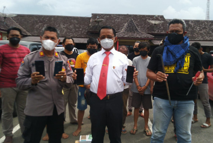 RINGKUS: Para Tersangka pembobol konter HP dibawa di Polres Blora, Selasa (11/1) kemarin. (SUBEKAN/RADAR KUDUS)
