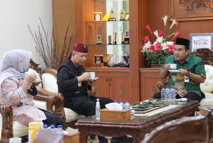 KUNJUNGI: Bupati Blora Arief Rohman didampingi Wakil Bupati Tri Yuli Setyowati, saat menerima kunjungan kerja Wakil Bupati Grobogan, Bambang Pujiyanto bersama Sekda Grobogan, M Sumarsono di pendapa Bupati pada Selasa (4/1) kemarin. (FORKOMPIM BLORA FOR RA