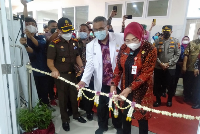 POTONG UNTAIAN BUNGA: Bupati Grobogan Sri Sumarni meresmikan ruang ICU RSUD R Soedjati Purwodadi, Kamis (27/1). (SIROJUL MUNIR/RADAR KUDUS)