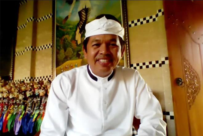 TANGKAPAN LAYAR: Anggota DPR RI yang juga tokoh Sunda, Dedi Mulyadi mengatakan, penggunaan bahasa daerah dalam kegiatan rapat adalah sesuatu yang wajar. (istimewa)