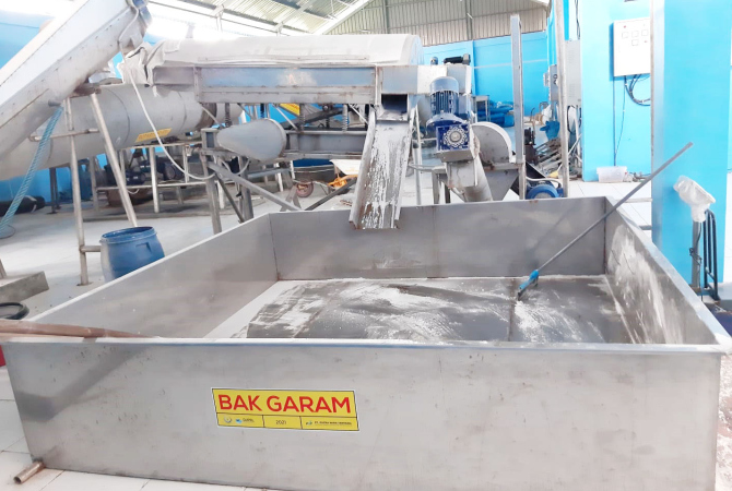 PEMANASAN: Mesin modern penghancur dan pencucian garam seharga Rp 4 miliar masih masuk tahapan uji coba. Jika sudah beroperasi penuh diharapkan kesejahteraan petani garam akan semakin baik. (DOK. RADAR KUDUS)