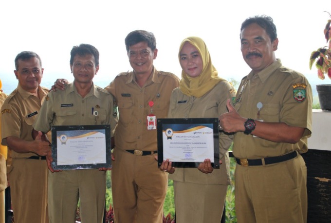 JUARA: Kepala Dinas Kominfo Blora Pratikto Nugroho bersama pejabat Dinkominfo menunjukkan penghargaan dari Kementerian Komunikasi dan Informatika Republik Indonesia pada Selasa (4/1) kemarin. (DINKOMINFO FOR RADAR KUDUS)