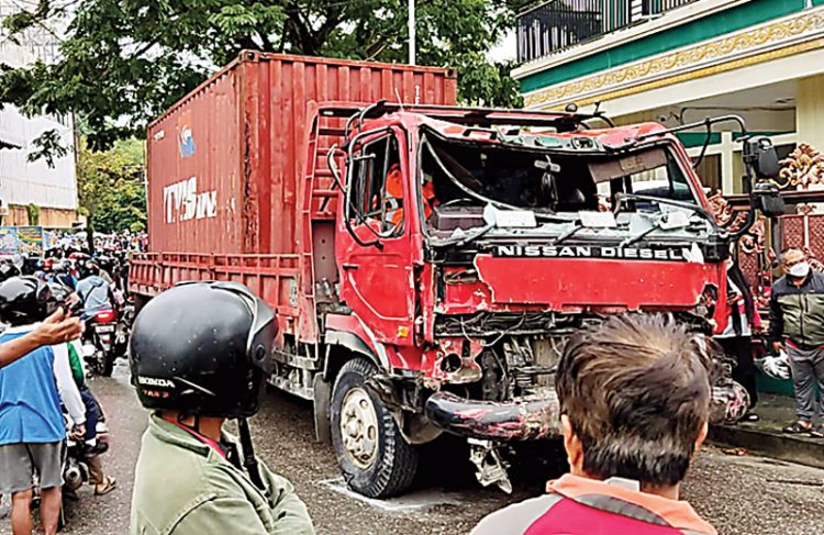 SI PEMICU: Truk yang menabrak puluhan kendaraan di simpang Muara Rapak, Balikpapan, Jumat (21/1). (FUAD MUHAMMAD/KALTIM POST)