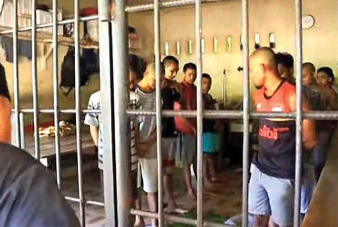 PENJARA DI RUMAH KEPALA DAERAH: Puluhan orang yang dikerangkeng di kediaman Bupati (nonaktif) Langkat Terbit Rencana Peranginangin. Polisi menyebut penjara itu ada sejak 10 tahun lalu. (DEWI/SUMUT POS)