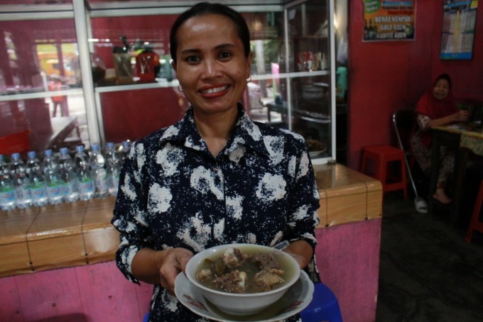 LEZAT: Sayur becek dengan bahan dasar daging dan tulang sapi cocok ketika berkuliner di Purwodadi. (SIROJUL MUNIR/RADAR KUDUS)