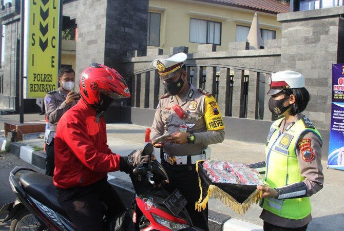 SIMPATIK: Kasatlantas Polres Rembang AKP Indra Jaya Syafputra bersama jajaran Satlantas saat menggelar Operasi Patuh Candi di depan Mapolres setempat. (WISNU AJI/RADAR KUDUS)