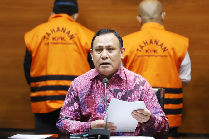 Ketua Umum KPK Firli Bahuri saat konferensi Pers di Gedung KPK Merah Putih, Jakarta, Kamis (6/1/2022), Pasca terjaring Operasi Tangkap Tangan (OTT), oleh Tim Satgas KPK pada Rabu (5/1/2022) siang. Selain menahan 9 orang termasuk Walikota dan sejulah pihak