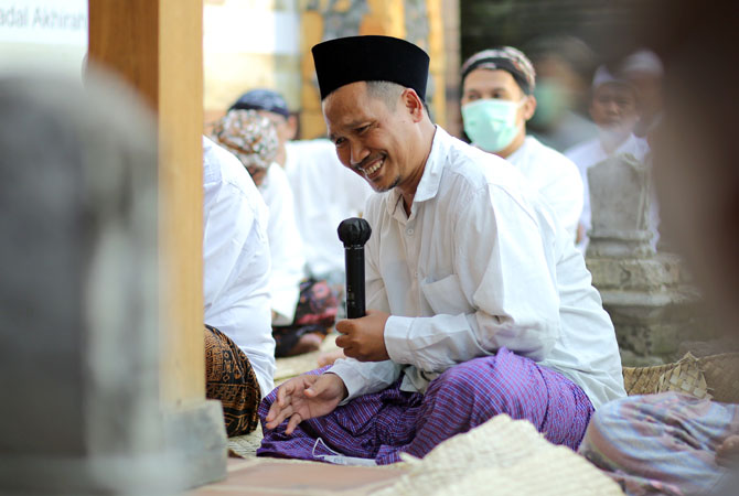 AJAK TELADANI MBAH ASNAWI: KH. Baha’uddin Nursalim atau Gus Baha’ memberikan tausiyah saat tahlil umum haul KH. Asnawi di kompleks Makam Sunan Kudus kemarin. (YM3SK FOR RADAR KUDUS)