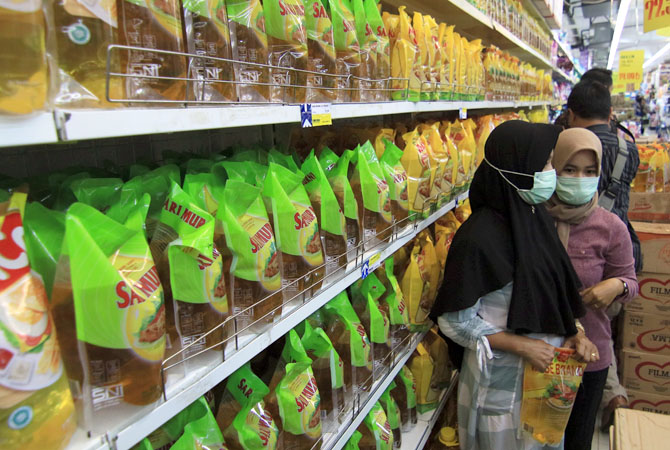 EMAK-EMAK LIKE THIS: Ibu-ibu membeli minyak kemasan yang harganya turun di salah satu supermarket di Kabupaten Kudus kemarin. (DONNY SETYAWAN/RADAR KUDUS)