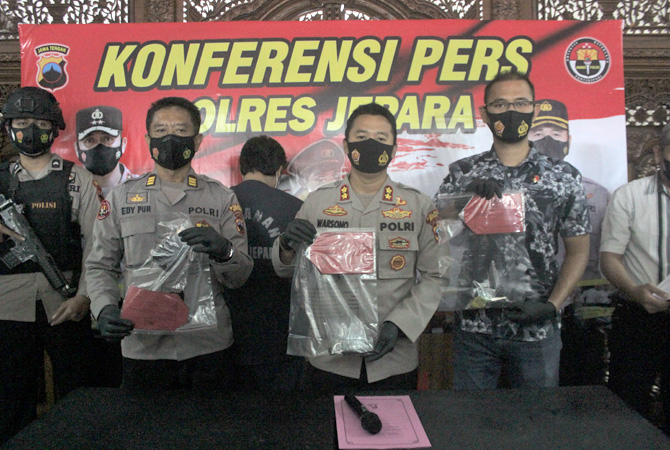 TERCIDUK: Polisi menunjukkan barang bukti sitaan dari kasus pengereyokan hingga menyebabkan korban tewas dalam konferensi pers di Mapolres Jepara kemarin. (MOH. NUR SYAHRI MUHARROM/RADAR KUDUS)