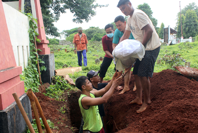 MUSIBAH: Jasad tanpa kepala yang ditemukan di Pantai Pungkruk belum lama ini dimakamkan, kemarin. (NIBROS HASSANI/RADAR KUDUS)