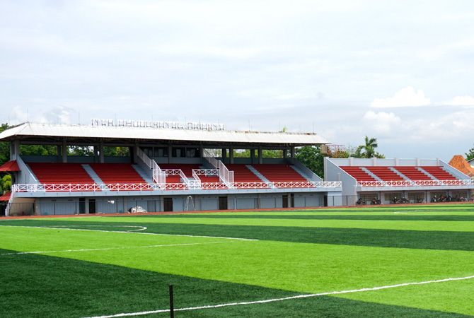 UNTUK LATIHAN ALTERNATIF: Lapangan rumput sintetis Stadion Joyokusumo belum lama ini selesai dikerjakan. (ACHMAD ULIL ALBAB/RADAR KUDUS)