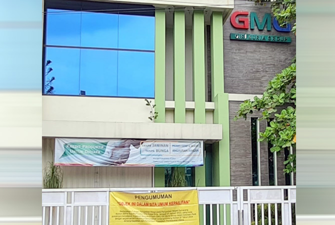TUTUP: Pengumuman tentang sita umum kepailitan KSP GMG. (Hestiana Anggrainingtyas for radar Kudus)