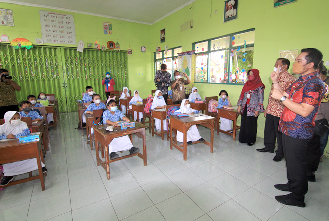 CEK SEKOLAH: Bupati Kudus HM Hartopo berkomitmen memajukan pendidikan di Kabupaten Kudus. Salah satu buktinya berhasil sekolah di Kudus Masuk Sekolah Penggerak. (DONNY SETYAWAN/RADAR KUDUS)