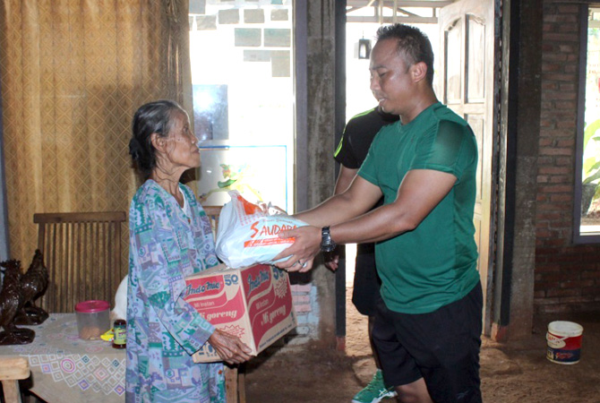 MENGAYOMI: Komandan Kodim 0719/Jepara Letkol Arh Tri Yudhi Herlambang menyerahkan bantuan sembako kepada warga di Dukuh Juwetan, Desa Kecapi, Kecamatan Tahunan, kemarin. (KODIM JEPARA FOR RADAR KUDUS)