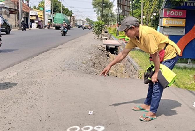 TKP: Maslikan, juru parkir Taman Bumi Wangi Jekulo, Kudus menunjukkan lokasi pembacokan oleh begal. (EKO SANTOSO/RADAR KUDUS)