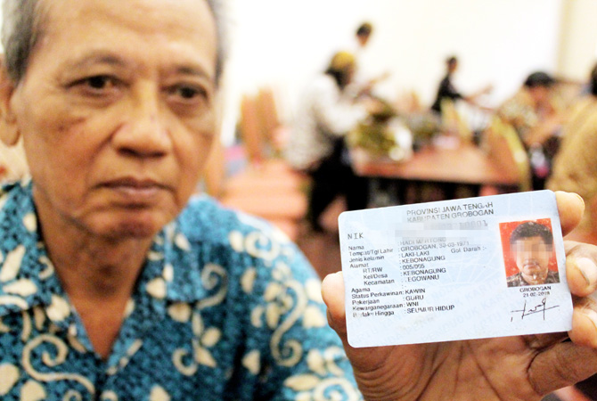 MENUNJUKKAN: Salah satu penghayat kepercayaam yang menunjukkan kolom yang sudah diubah. (INTAN MAYLANI SABRINA/RADAR KUDUS)
