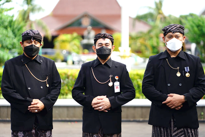DIKENAKAN LAGI: Pemkab Pati menggelar apel bersama ASN untuk memakai kembali pakaian adat Pati di halaman Setda setempat kemarin. (ANDRE FAIDHIL FALAH/RADAR KUDUS)