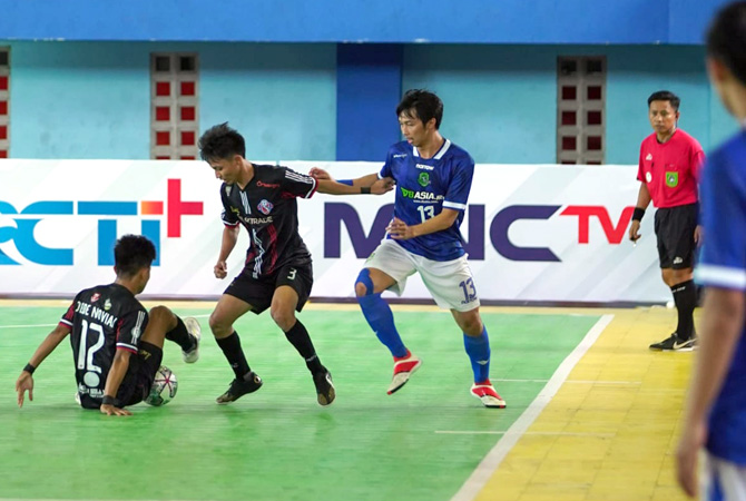 TERTATIH-TATIH : Tim Safin Futsal Club saat bertanding di ajang Pro Futsal League 2021 di GOR Unesa Surabaya pekan kemarin. (SFC FOR RADAR KUDUS)