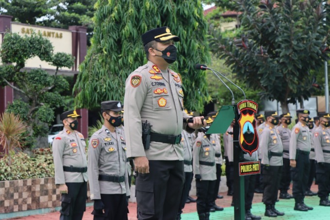 APRESIASI: Kapolres Pati AKBP Christian Tobing saat memimpin apel pagi pemberian penghargaan kepada anggota yang berprestasi. (POLRES PATI FOR RADAR KUDUS)