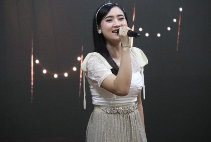 PISAH SAMBUT: Yeni Inka, penyanyi dangdut nasional sekaligus Youtuber asal Randublatung Blora menghibur pisah sambut Kapolres Blora lama AKBP Wiraga Dimas Tama dan Kapolres Blora baru AKBP A’an Hardiansyah.  (FORKOMPIM FOR RADAR KUDUS)