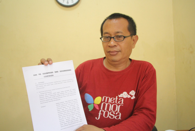 KLARIFIKASI: Kabid Bidang Pasar, Setyo Budi Hutomo menunjukan bagian kesimpulan dari studi kelayakan (feasibility study) memberikan perspektif dari empat sudut pandang, yaitu analisis situasi, permintaan, kebutuhan dann keuangan seputar pasar Rembang kota