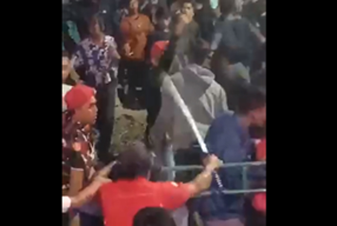 Tangkapan layar video viral penonton bawa samurai saat dangdutan di Kudus (Istimewa)