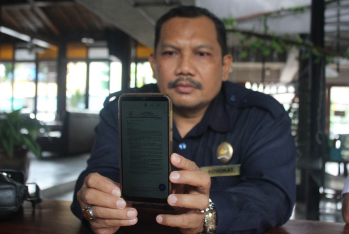 GUGAT: Farid Rudianto, SH, MH, kuasa hukum Setiyadji saat menunjukkan gugatannya ke PN Blora Rabu (6/1) kemarin. (SUBEKAN/RADAR KUDUS)