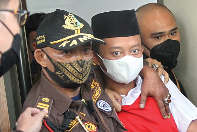 PREDATOR SEKS: Herry Wirawan digiring petugas setelah menjalani sidang lanjutan di Pengadilan Negeri Kota Bandung kemarin (11/1). (TAOFIK ACHMAD HIDAYAT/RADAR BANDUNG)