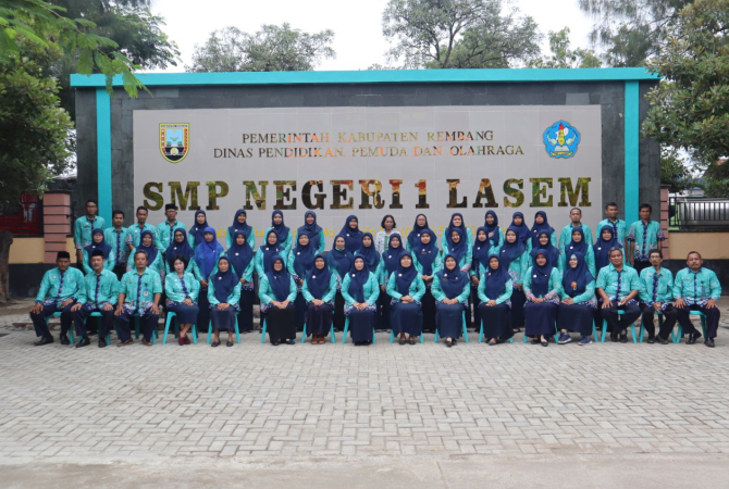 SEMANGAT MENGABDI: Seluruh tenaga pengajar di SMPN 1 Lasem berfoto bersama mengabdikan untuk kemajuan pendidikan. (WISNU AJI/RADAR KUDUS)