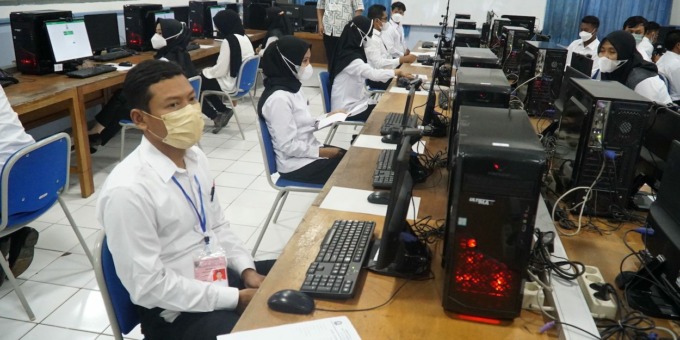 SIAP-SIAP: Peserta seleksi Perades Blora menunggu tes dimulai. (UDINUS FOR RADAR KUDUS)