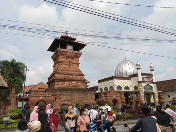 BERKURANG: Jumlah wisatawan kunjungimenara kudus pada Sabtu (1/1) kemarin.