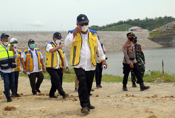 CEK KONDISI: Menteri PUPR Basoeki Hadimoeljono mengunjungi Bendungan Randugunting di Desa Kalinanas, Japah, Blora, kemarin. (SUBEKANRADAR KUDUS)