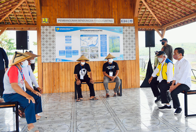 CURHAT: Presiden Joko Widodo berdialog dengan petani Blora, Rembang, dan Pati dalam peresmian Bendungan Randugunting, Japah, Blora, kemarin. (SUBKHAN/RADAR KUDUS)