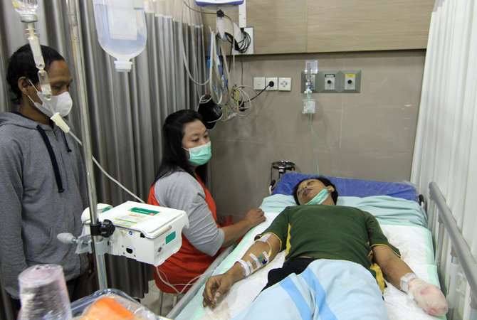 NAHAS: Korban pembegalan Muchammad Indra Setiawan, 23, ditunggui ibunya saat dirawar di RSUD dr Loekmonohadi Kudus kemarin. (DONNY SETYAWAN/RADAR KUDUS)