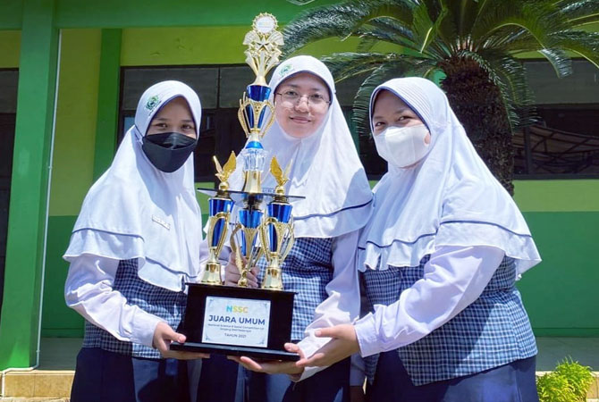 PRESTASI: Siswa MTs Negeri 1 Jepara menunjukkan piala yang diraih dalam kompetisi NSSC 1.0 2021. Dalam kompetisi itu MTs N 1 Jepara jadi juara umum. (MTSN 1 JEPARA FOR RADAR KUDUS)