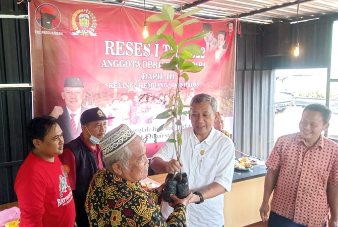 ASPIRASI: Junarso menyerahkan bantuan bibit kepada para petani di Cafe Gebyok Desa Watuaji, Keling. (JUNARSO FOR RADAR KUDUS)
