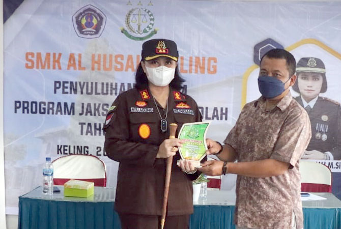 EDUKASI: Kajari Jepara Ayu Agung (kiri) bersama Kepala SMK Al Husain, Keling saat memberikan penyuluhan hukum, kemarin. (KEJARI FOR RADAR KUDUS)
