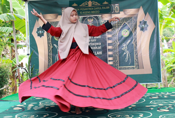 NONSTOP: Santri Ponpes Darul Falah Ki Ageng Mbodo Desa Tambirejo Kecamatan Toroh menari sufi secara bergantian selama 24 jam menyambut pergantian tahun 2022, kemarin. (SIROJUL MUNIR/RADAR KUDUS)