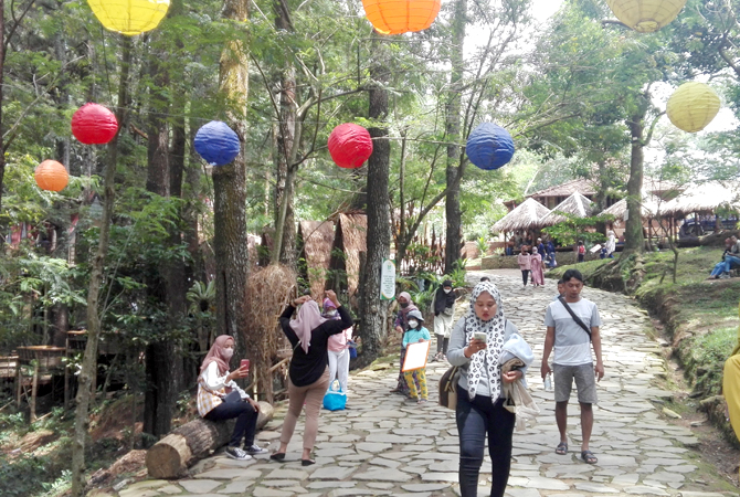 LIBURAN HATI SENANG: Pengunjung mengisi libur awal tahun baru di salah satu wisata Kajar (Pijar Park) kemarin. (ARIKA KHOIRIYA/RADAR KUDUS)