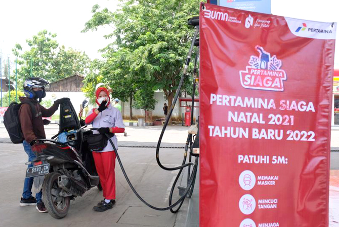 PELAYANAN: Petugas SPBU di salah satu wilayah Kudus sedang melayani pembeli BBM jenis Pertalite kemarin. (INDAH SUSANTI/RADAR KUDUS)