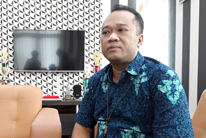 TERLAMPAUI: Direktur Teknik PDAM Tirta Muria memberi keterangan capaian laba 2021. (GALIH ERLAMBANG W/ RADAR KUDUS)