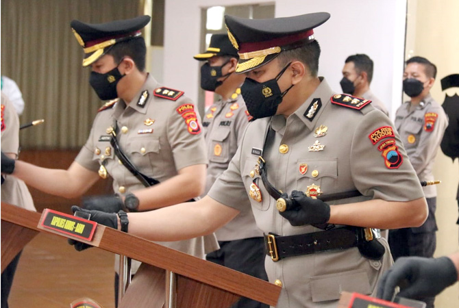 KHIDMAT: Prosesi Sertijab Polres Kudus di Mapolda, digelar bersama mutasi pejabat di jajaran Polda Jateng, kemarin. (HUMAS POLRES FOR RADAR KUDUS)