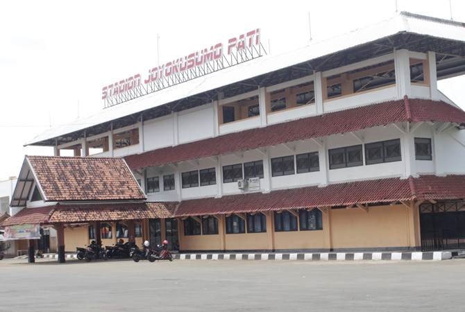 PASCARENOVASI: Stadion Joyokusumo mulai awal tahun ini dikelola Dinporapar. Berbagai kebijakan akan dilakukan agar kompleks sarana olahraga ini terjaga. (ACHMAD ULIL ALBAB/RADAR KUDUS)