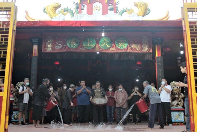 KHUSUK: Masyarakat Tionghoa menggelar Sembahyang Konco Naik di Kelenteng Welahan dalam rangkaian Imlek kemarin. (MOH. NUR SYAHRI MUHARROM/RADAR KUDUS)