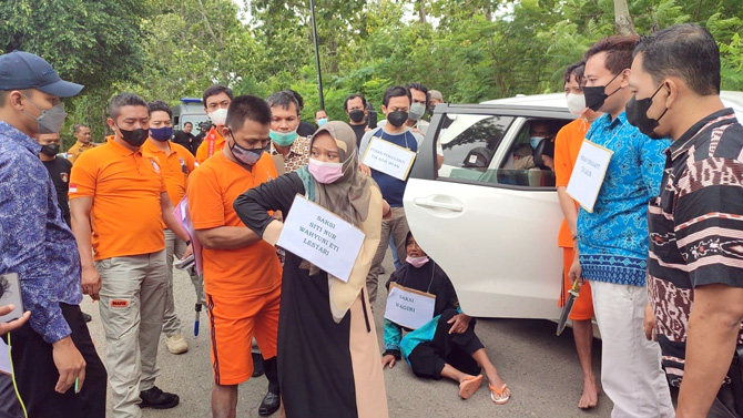 JADI TONTONAN: Reka adegan kasus penculikan istri sendiri digelar oleh Polres Blora s Jumat, (14/1). Kegiatan ini menjadi tonton gratis warga. (SUBEKAN/RADAR KUDUS)