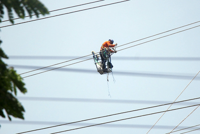 PERAWATAN: Seorang petugas menyisir kabel jaringan yang mengalami gangguan. Ini dilakukan untuk mengurangi terjadinya gangguan listrik pelanggan. (WISNU AJI/RADAR KUDUS)