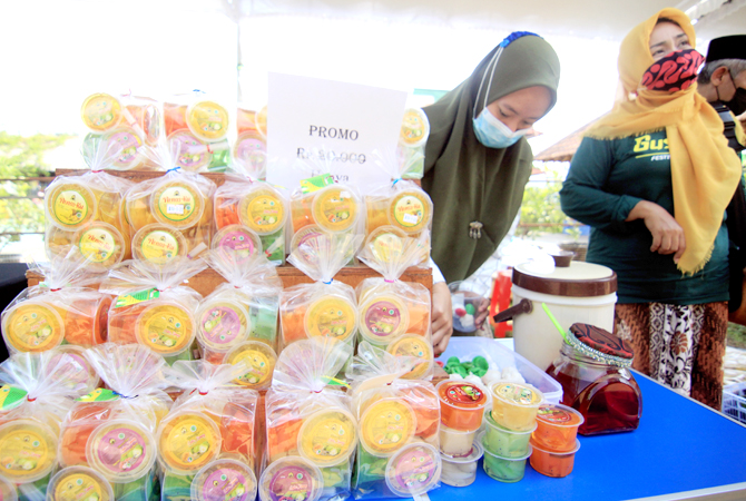 UMKM BERI PERHATIAN: Pemkab Kudus akan memperhatikan nasib pelaku UMKM agar memiliki daya saing dengan produk dari luar daerah. (DONNY SETYAWAN/RADAR KUDUS)