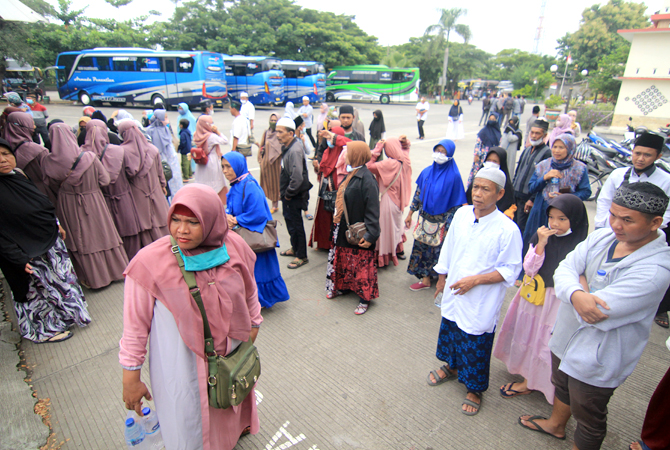 KEMBALI RAMAI: Para peziarah turun dari bus di Terminal Wisata Bakalan Krapyak kemarin. (DONNY SETYAWAN/Radar Kudus)